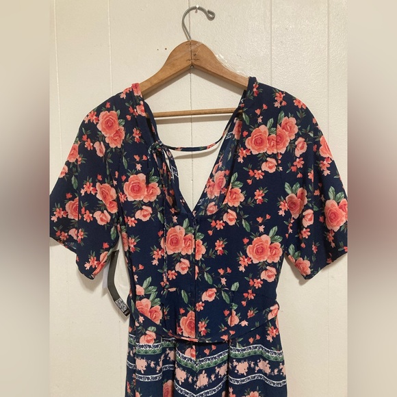 Francesca’s Trixxi Coral & Navy Blue Rose Floral Romper Size Medium - Picture 9 of 16